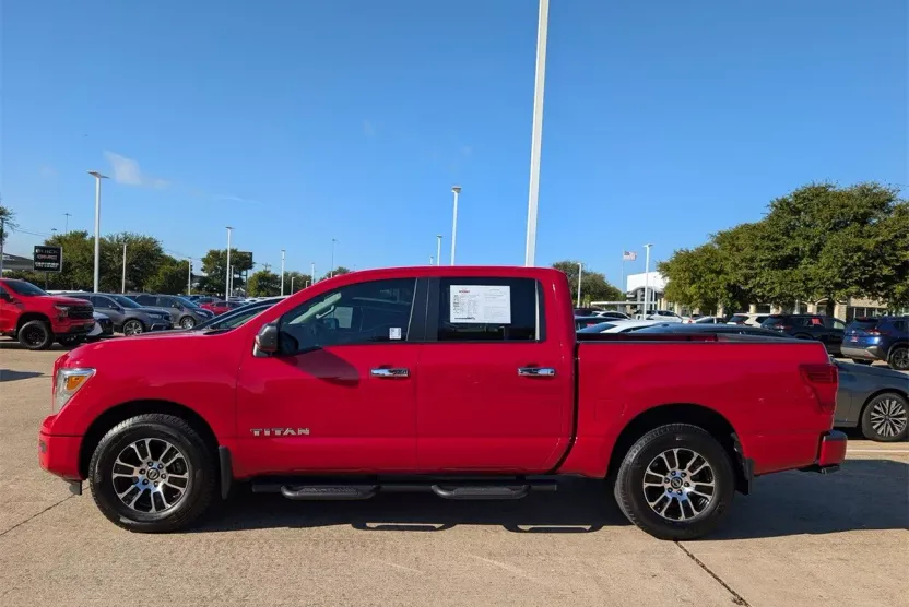 2021 Nissan Titan SV Crew Cab photo 1