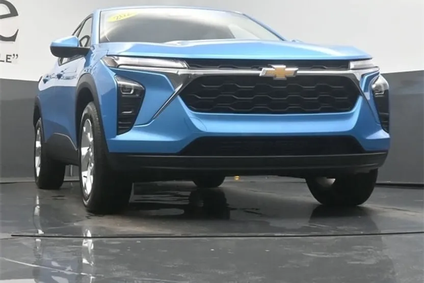 2025 Chevrolet Trax LS photo 1
