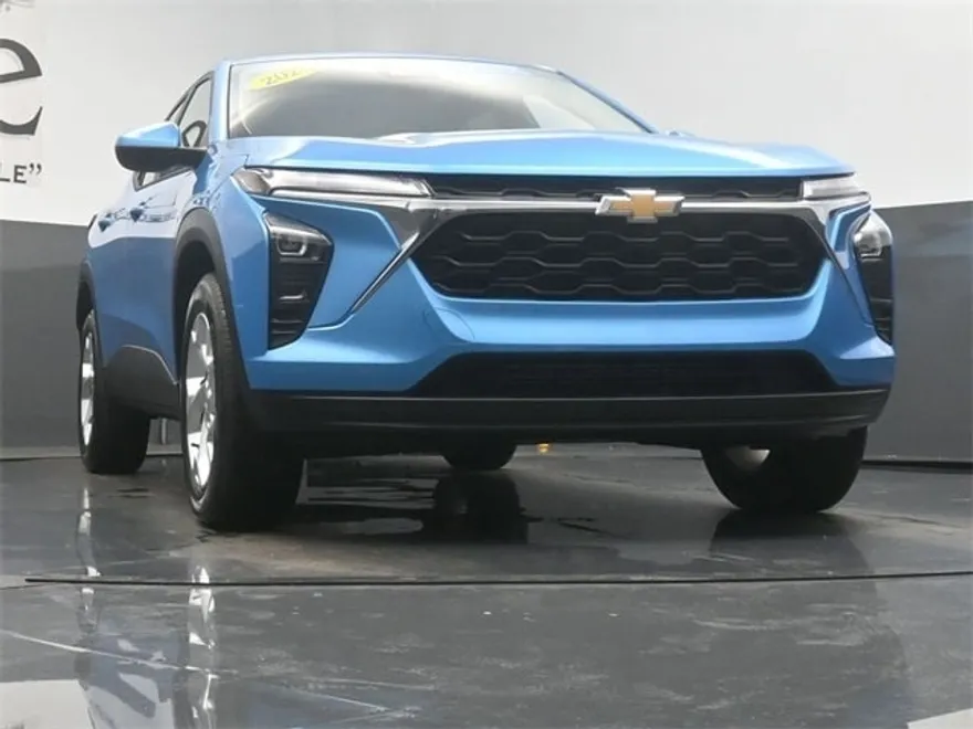 2025 Chevrolet Trax LS photo 1