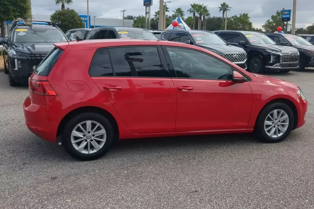 2017 Volkswagen Golf S photo 1