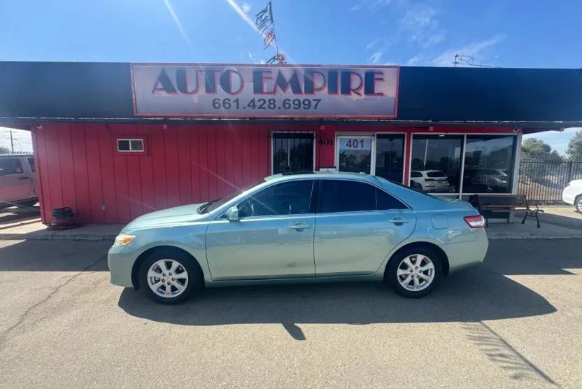 2010 Toyota Camry LE photo 1