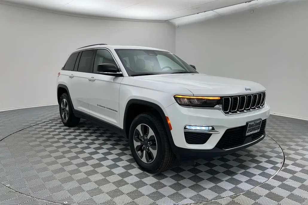 2023 Jeep Cherokee 4xe photo 1