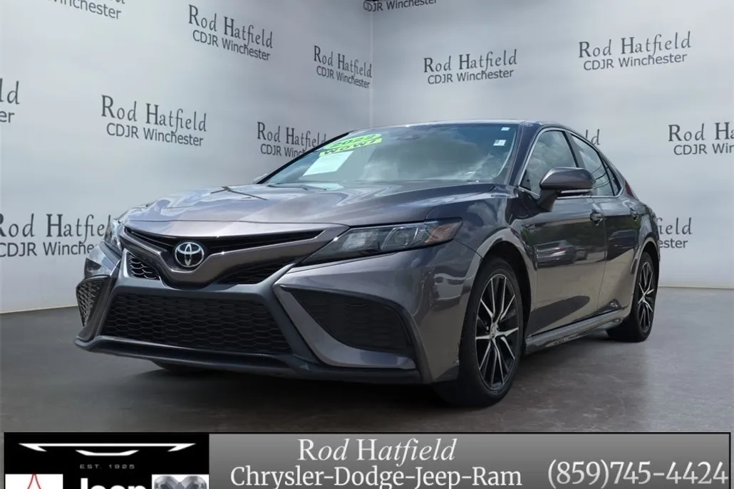 2022 Toyota Camry SE photo 1