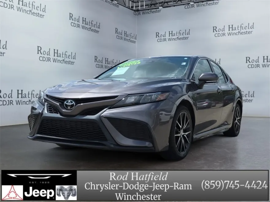 2022 Toyota Camry SE photo 1