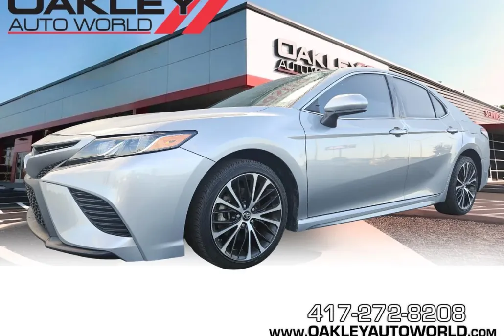 2019 Toyota Camry LE photo 1