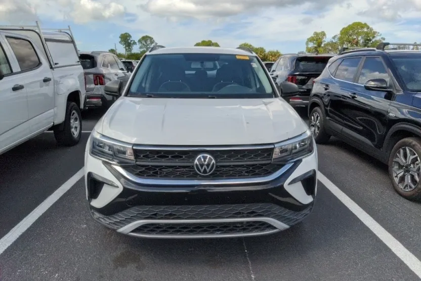 2022 Volkswagen Taos S photo 1