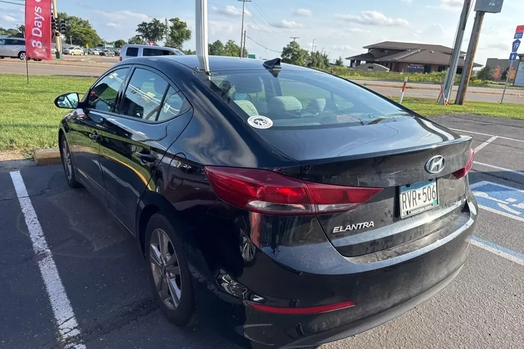 2017 Hyundai Elantra SE photo 1