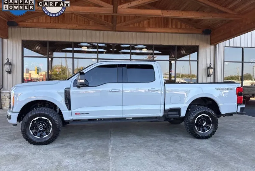 2025 Ford F-250 Platinum photo 1