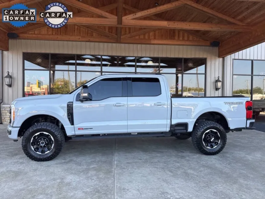 2025 Ford F-250 Platinum photo 1