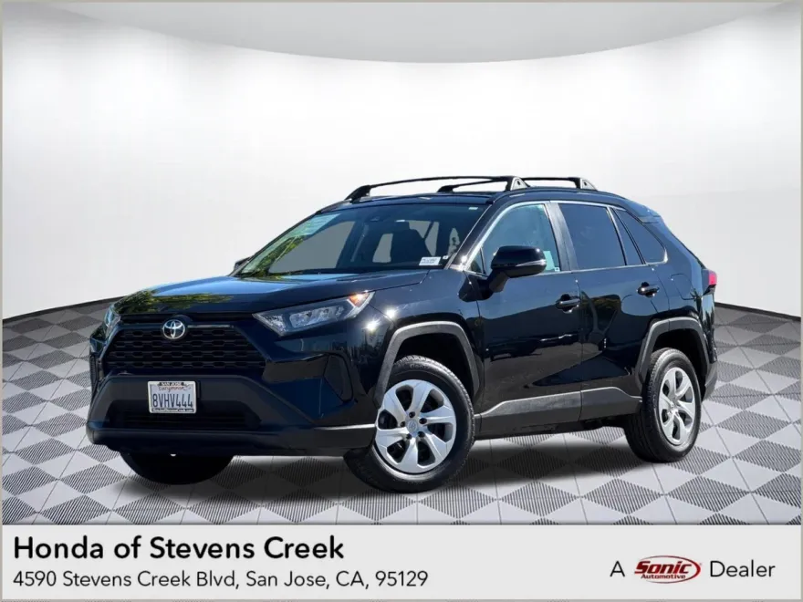 2021 Toyota RAV4 LE photo 1