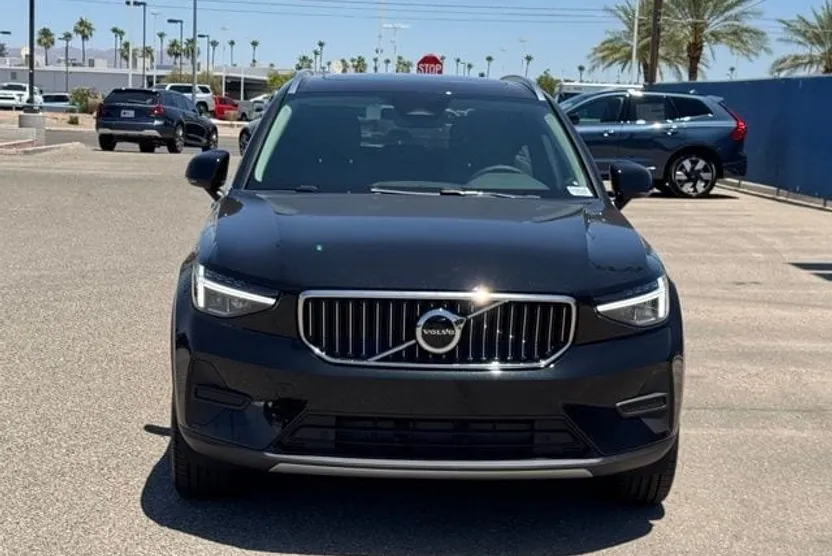 2025 Volvo XC40 Core photo 1