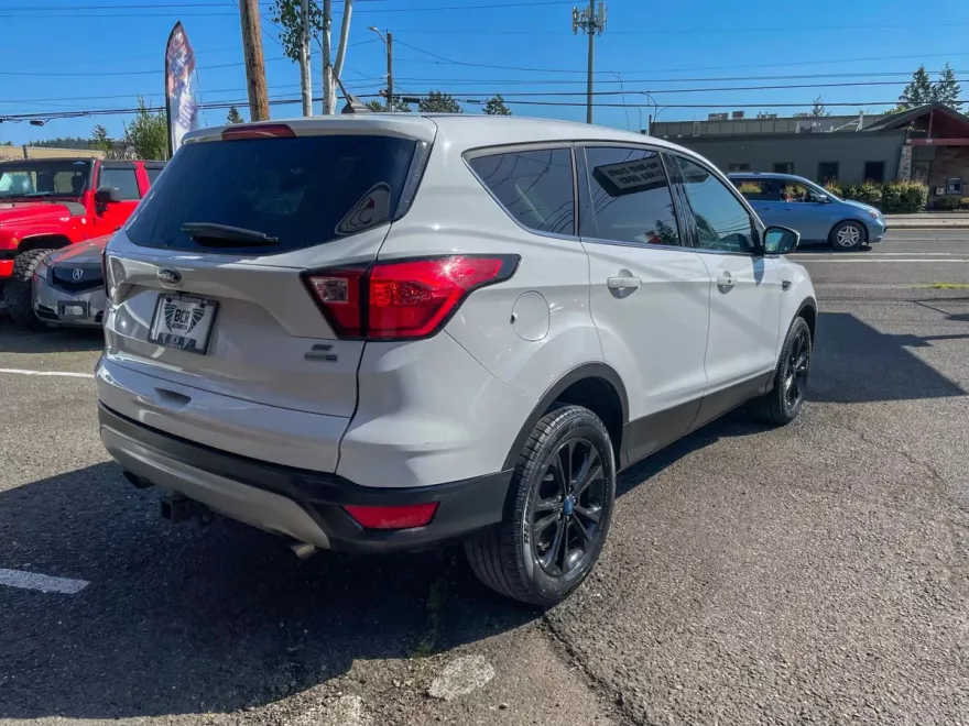 2019 Ford Escape SE Sport photo 1
