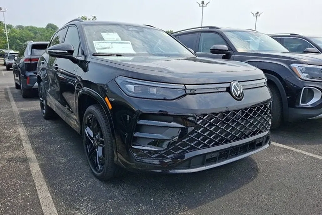 2025 Volkswagen Tiguan SE R-Line Black photo 1