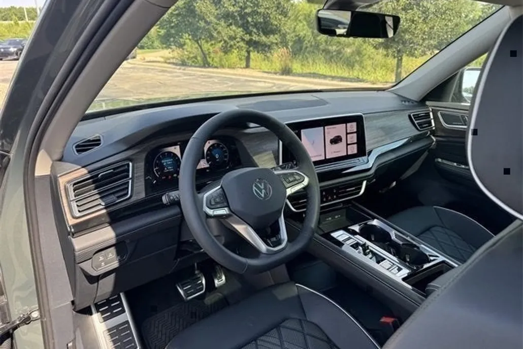 2025 Volkswagen Atlas SEL Premium R-Line photo 1