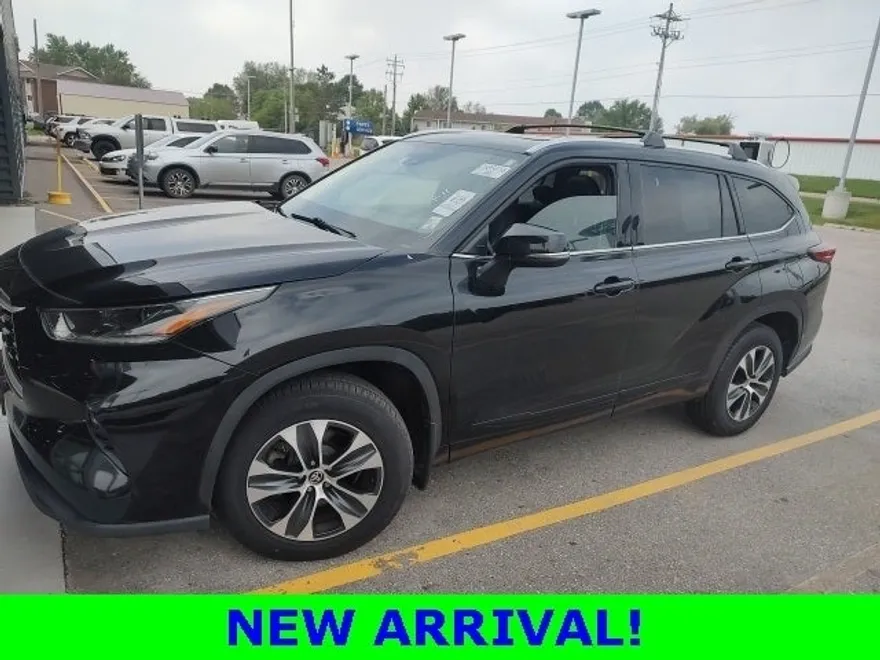 2021 Toyota Highlander XLE photo 1
