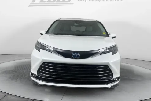 2025 Toyota Sienna XLE photo 2