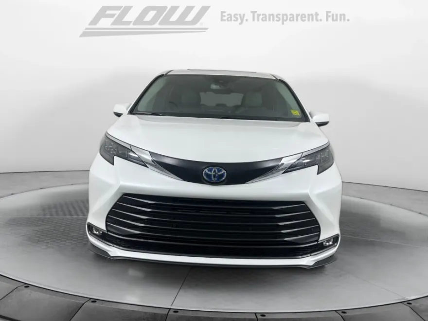 2025 Toyota Sienna XLE photo 2