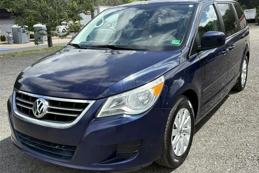 2012 Volkswagen Routan SEL photo 1