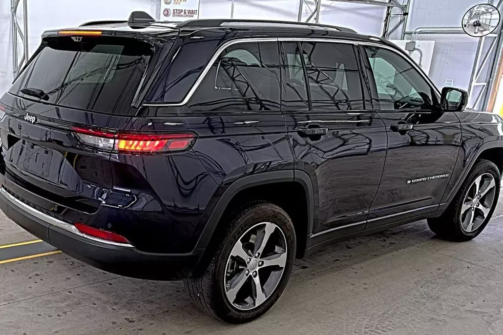 2023 Jeep Cherokee 4xe photo 1