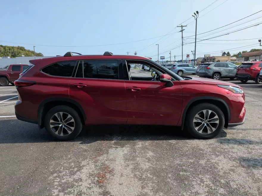 2022 Toyota Highlander XLE photo 1