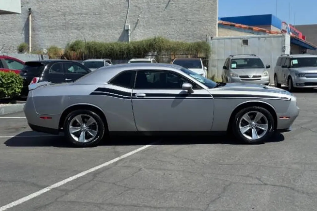 2015 Dodge Challenger SXT photo 1