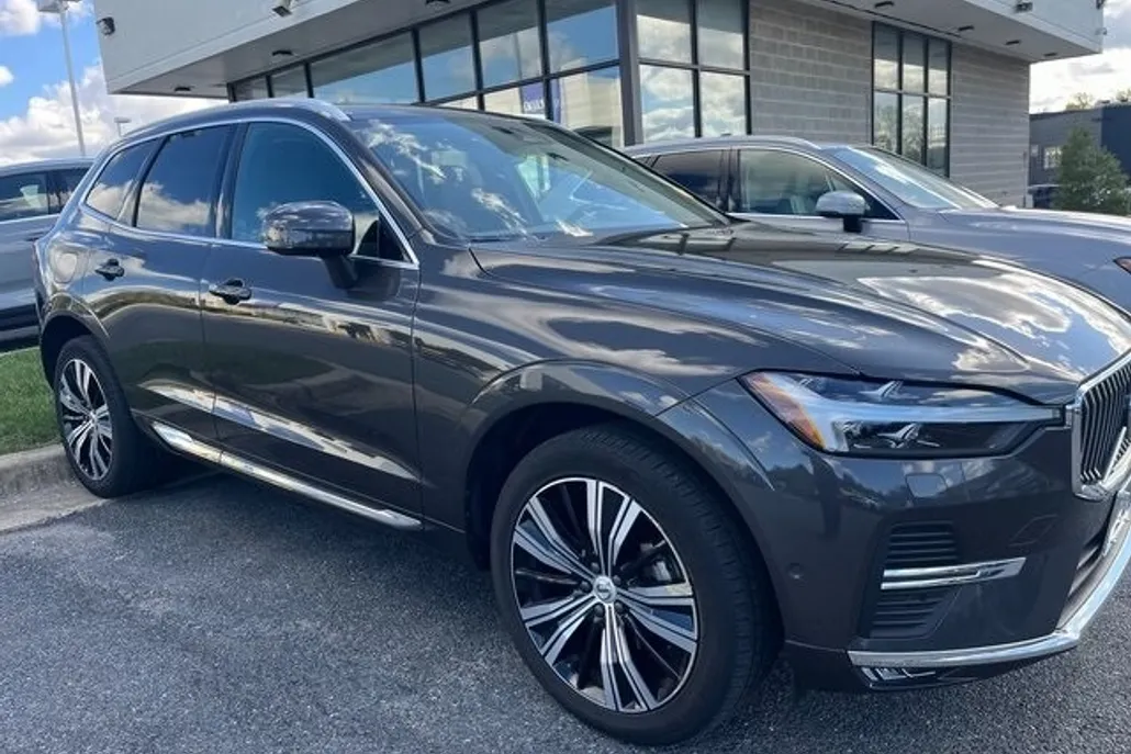 2023 Volvo XC60 B5 Plus photo 1