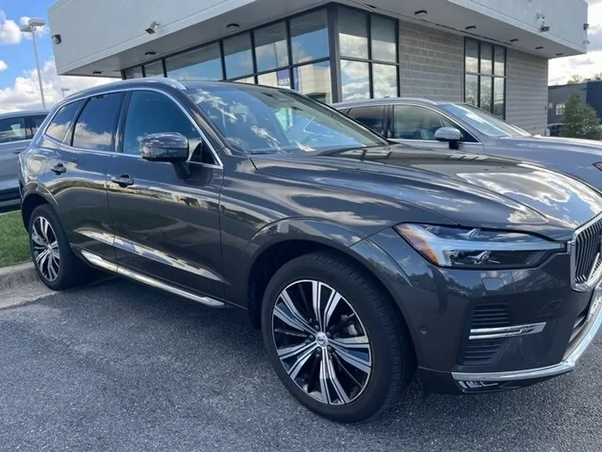 2023 Volvo XC60 B5 Plus photo 1
