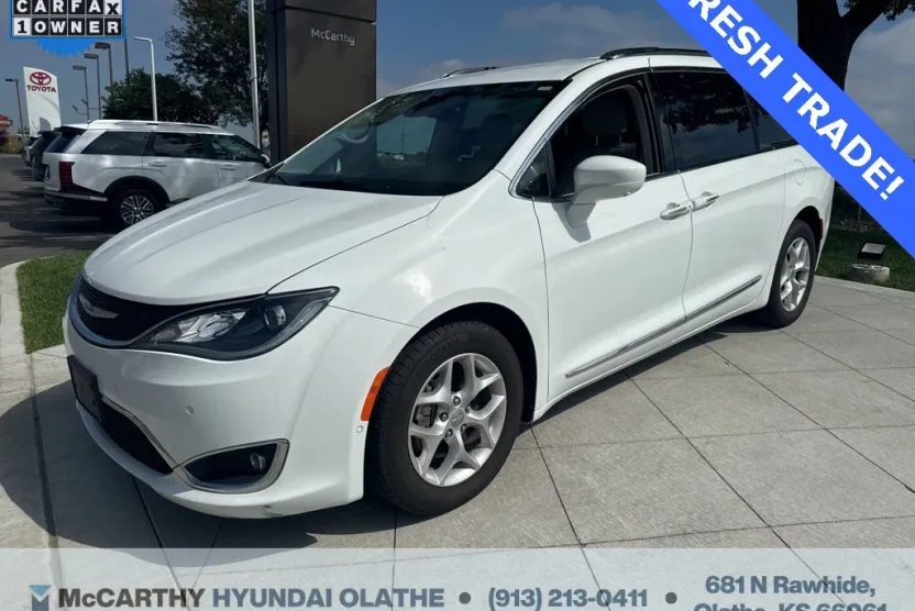 2017 Chrysler Pacifica Touring Plus photo 1