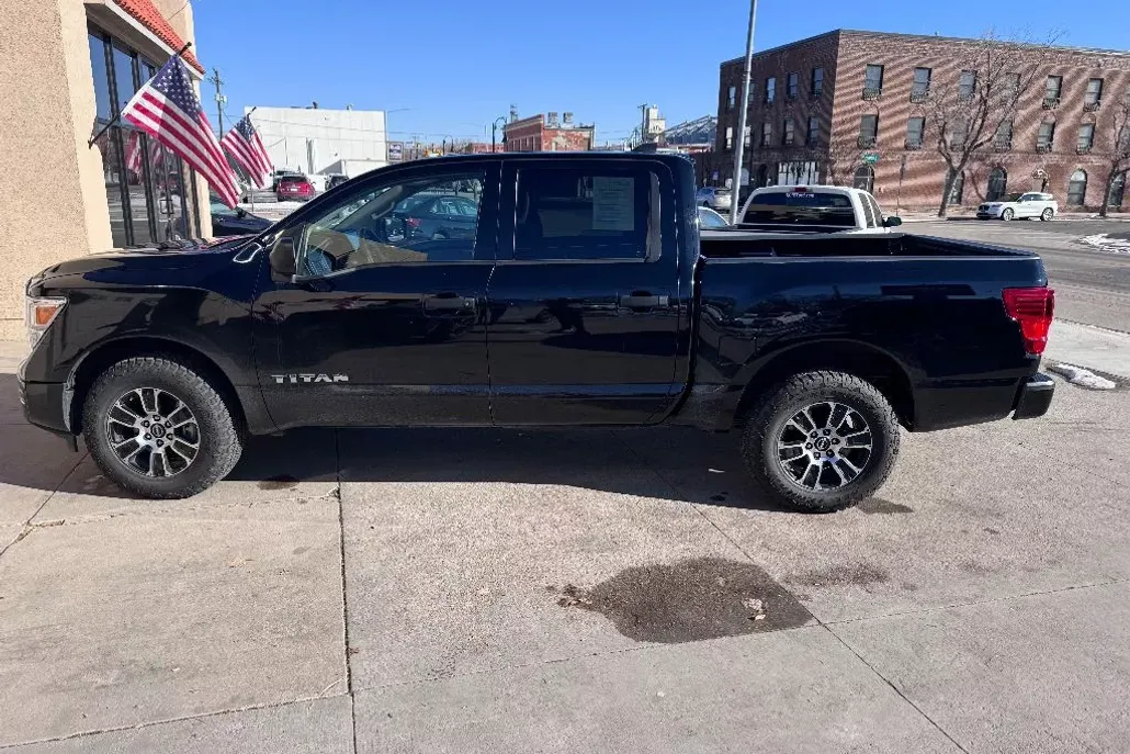 2023 Nissan Titan SV photo 1
