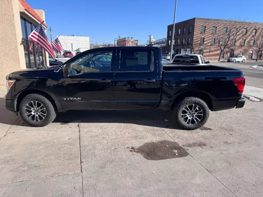 2023 Nissan Titan SV photo 1