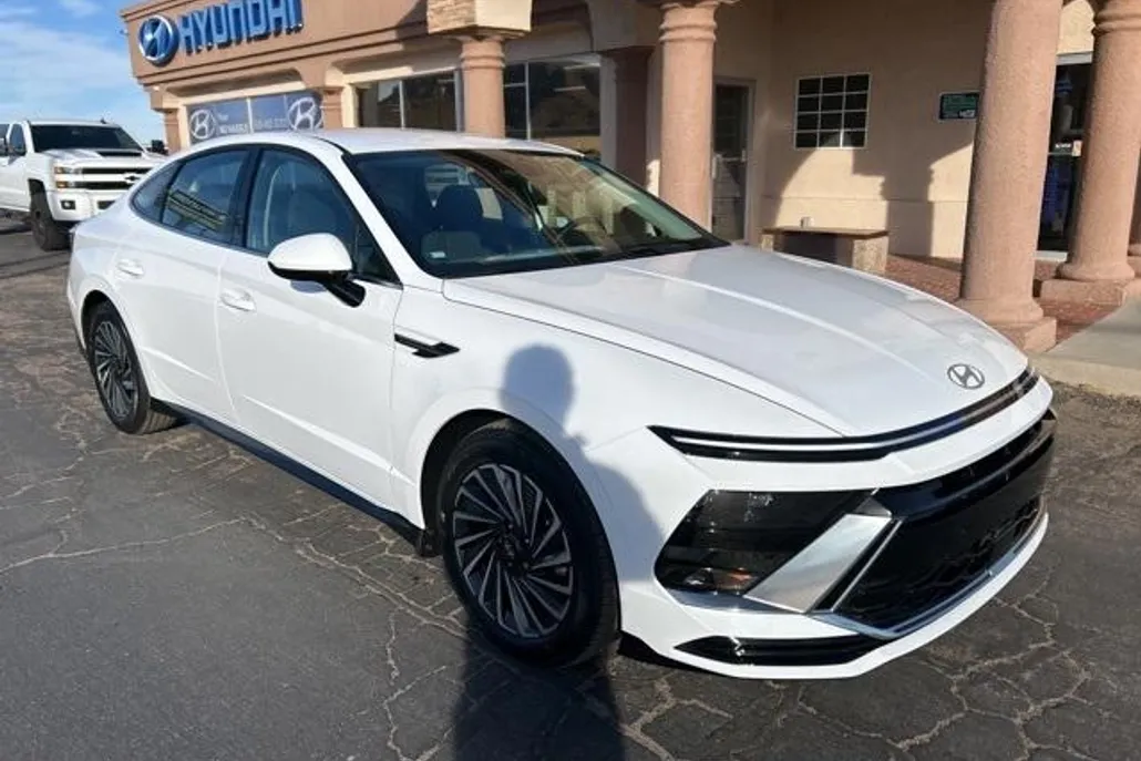 2025 Hyundai Sonata Hybrid SEL photo 1