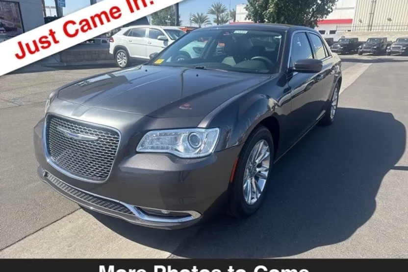 2018 Chrysler 300 Touring photo 1