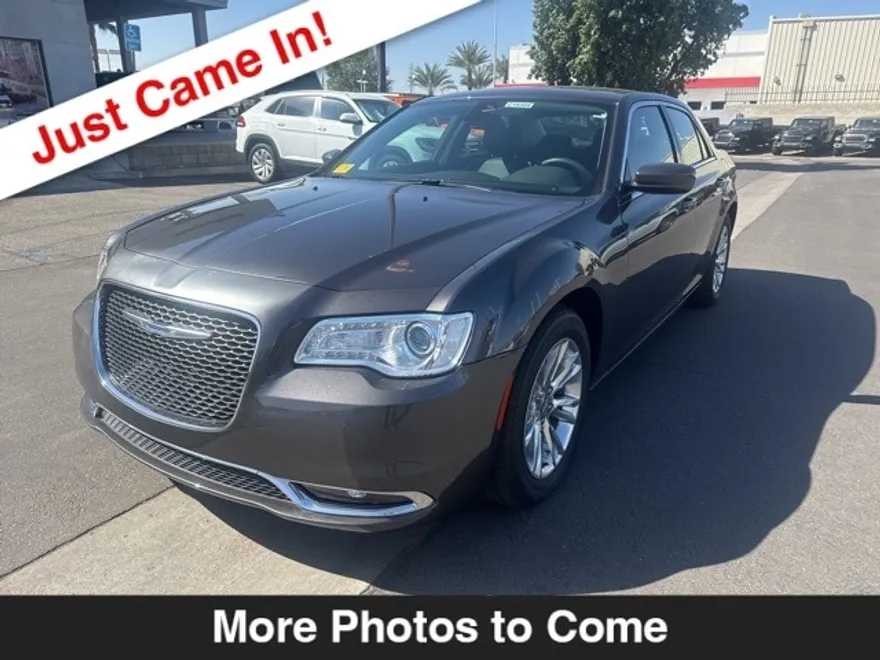 2018 Chrysler 300 Touring photo 1