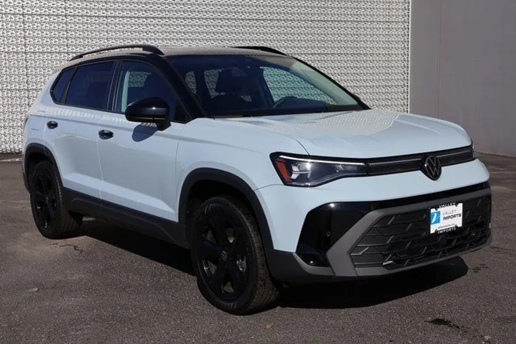 2025 Volkswagen Taos SE photo 1