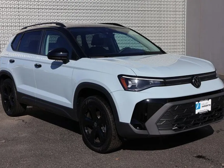 2025 Volkswagen Taos SE photo 1