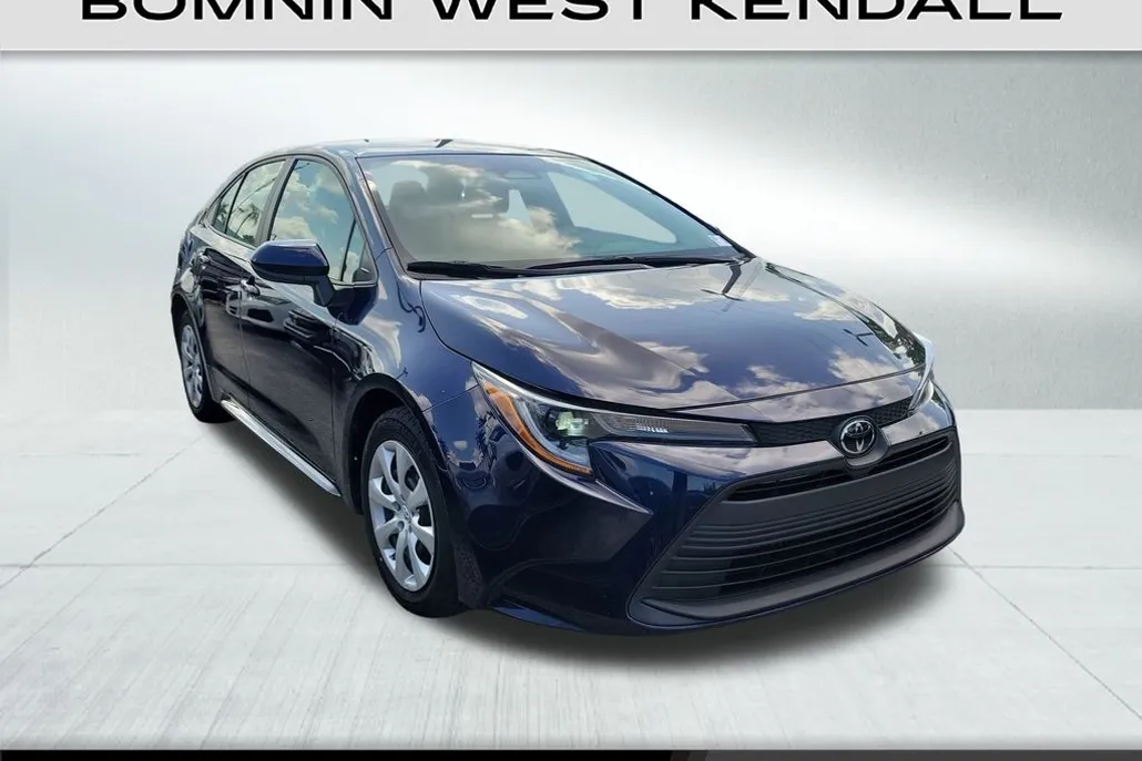 2023 Toyota Corolla LE photo 1