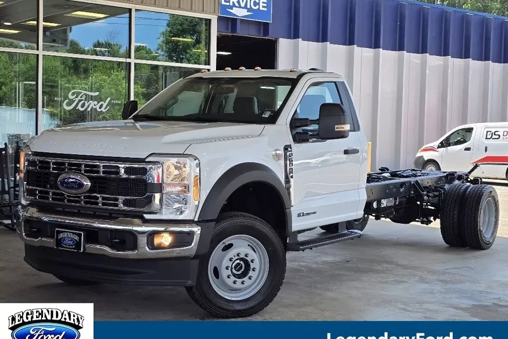 2025 Ford F-600 photo 1