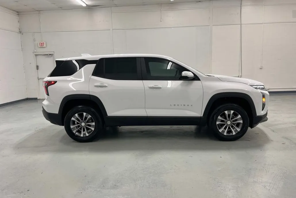 2026 Chevrolet Equinox LT photo 1