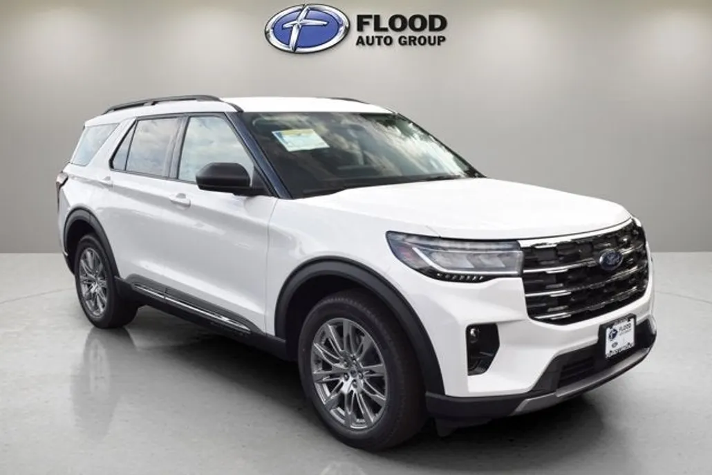 2025 Ford Explorer photo 1