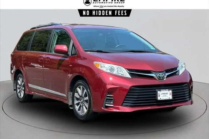 2018 Toyota Sienna LE photo 1