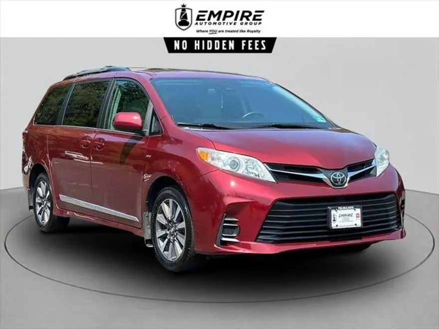 2018 Toyota Sienna LE photo 1