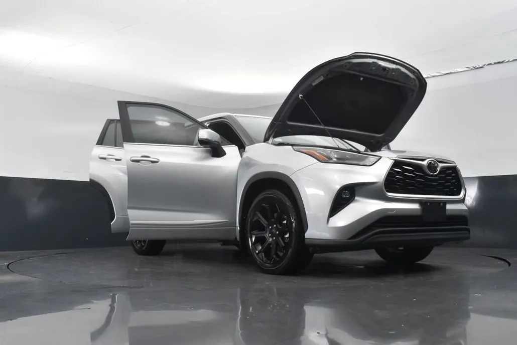 2023 Toyota Highlander LE photo 1