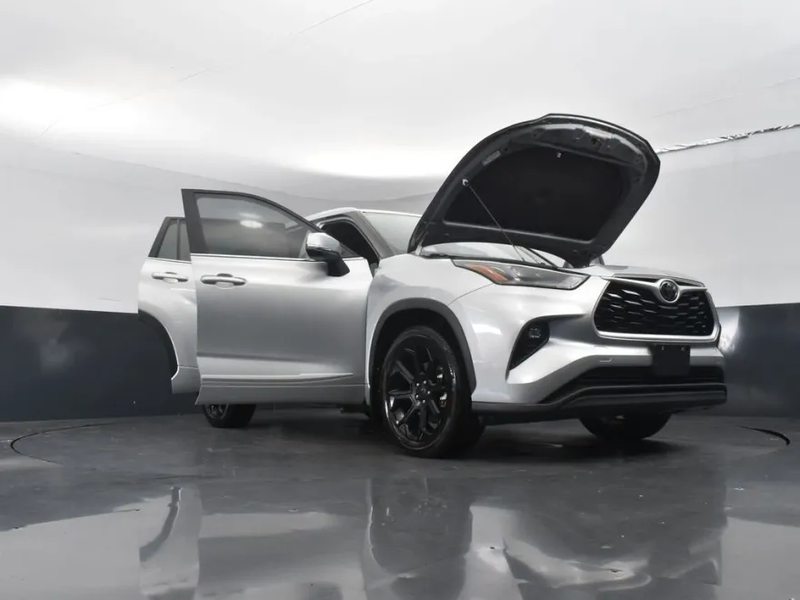 2023 Toyota Highlander LE photo 1
