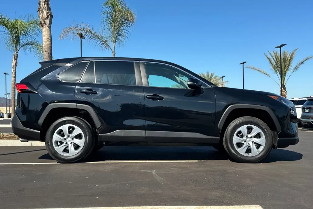 2022 Toyota RAV4 LE photo 1