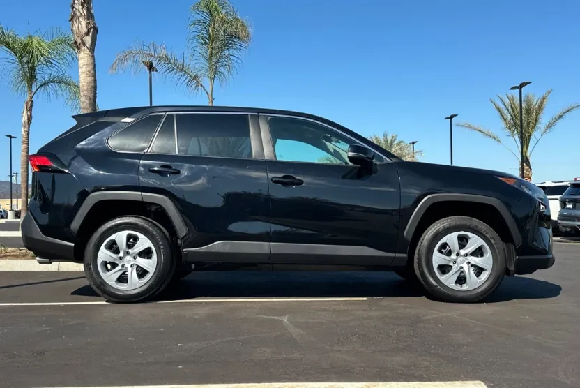 2022 Toyota RAV4 LE photo 1