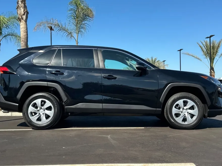 2022 Toyota RAV4 LE photo 1