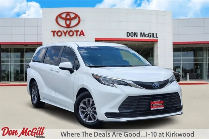 2023 Toyota Sienna LE photo 1