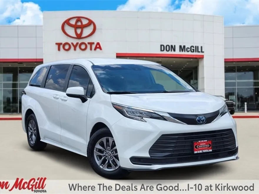 2023 Toyota Sienna LE photo 1