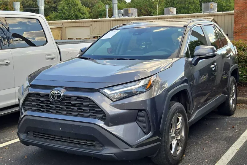 2022 Toyota RAV4 XLE photo 1