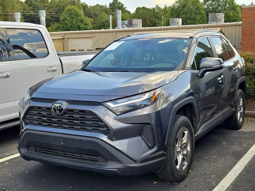 2022 Toyota RAV4 XLE photo 1